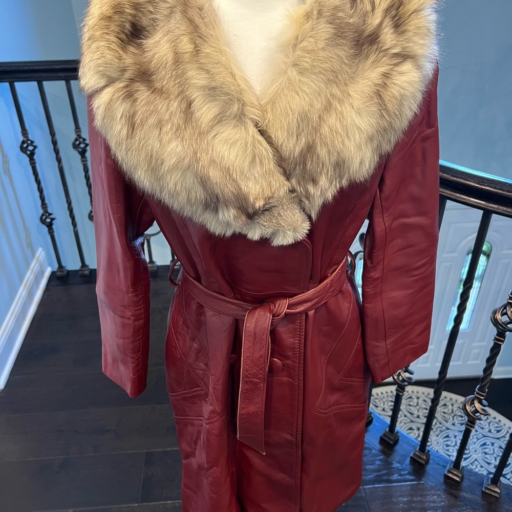 Vintage Golét 1970’s Red leather coat trimmed with a silver fox collar 8/10 Med - Picture 3 of 16